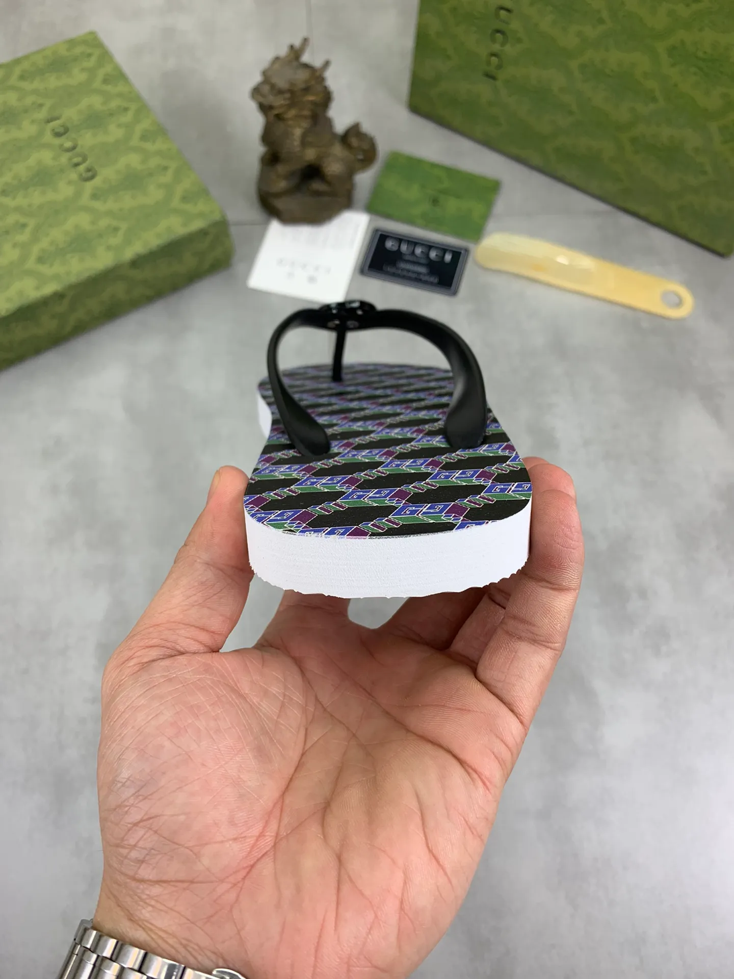 Men's men's shoes 💰P220💰【New style】🆘【GUCCI】Official website's popular Gucci adult couple 🧑‍🤝‍🧑 style, children's flip-flops are on sale at the counter simultaneously! Original fabric imported from Italy. Original bottom provided by the original factory. Size: Adult 36-45. Children’s size: 30-37. Multiple colors available.
